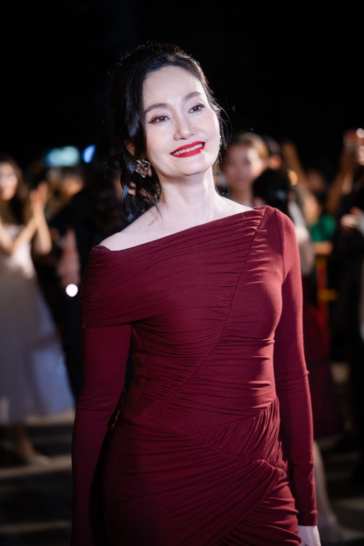 NSƯT Hạnh Thúy trẻ trung, xinh đẹp ở ngoài đời.