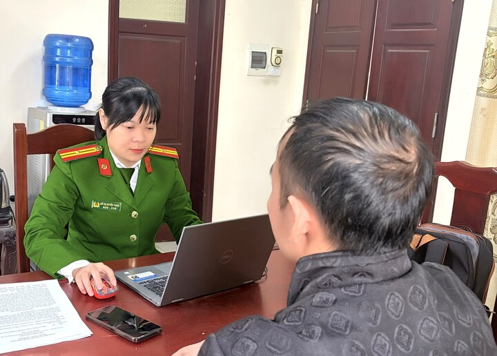 Lực lượng chức năng làm việc với P.V.T chủ trang Facebook “BEAT Từ Sơn”.