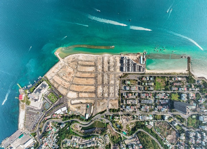 Bãi tắm riêng dài 1km tại Vinhomes Pearl Bay đang dần hoàn thiện.