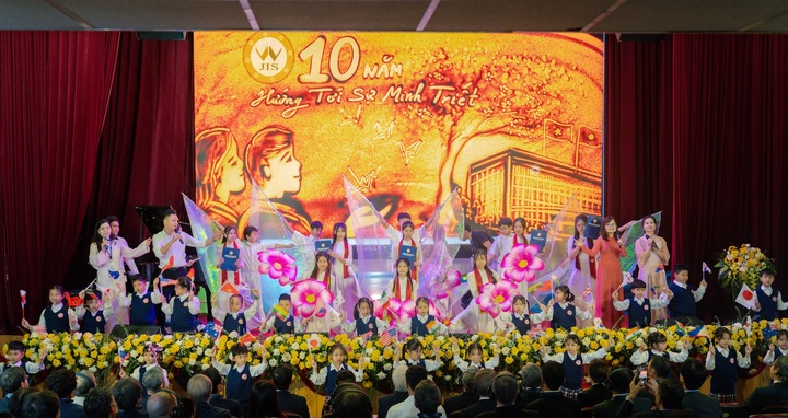 Hành trình ấy được khắc họa qua từng chương nghệ thuật trên sân khấu, nơi mỗi tiết mục không chỉ là một màn trình diễn, mà còn là một lát cắt cảm xúc ấn tượng.