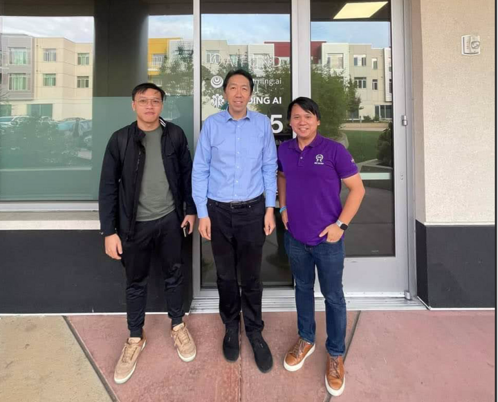 Quốc Nghị chụp cùng GS. Andrew Ng - nhà đồng sáng lập Google Brain và TS. Nguyễn Xuân Phong - Giám đốc Công nghệ FPT.