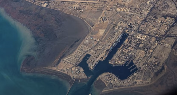 Bờ biển Iran và cảng Bandar Abbas ở eo biển Hormuz. (Ảnh: Reuters)