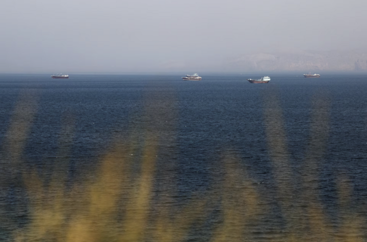 Tàu thuyền di chuyển trên eo biển Hormuz. (Ảnh: Reuters)