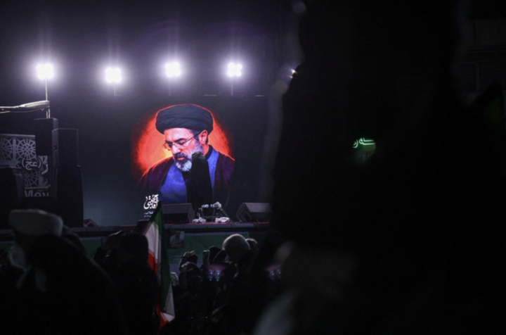 Ảnh chân dung lãnh tụ tối cao mới của Iran Mojtaba Khamenei. (Ảnh: Reuters)
