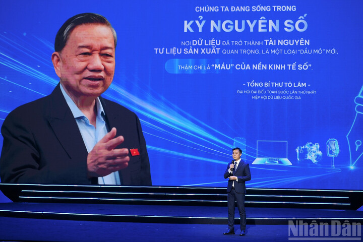 Nhà báo Nguyễn Hoàng Nhật, Phó Trưởng Ban Nhân Dân điện tử đại diện thế hệ trẻ của Báo Nhân Dân phát biểu tại Lễ kỷ niệm.