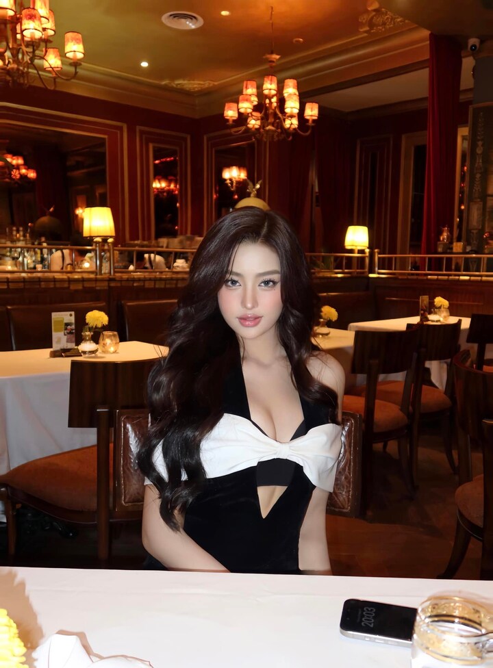 Trước khi xuất hiện trong MV “Người im lặng gặp người hay nói”, người đẹp quen mặt với cộng đồng mạng qua vai trò người mẫu lookbook cho nhiều nhãn hàng thời trang.