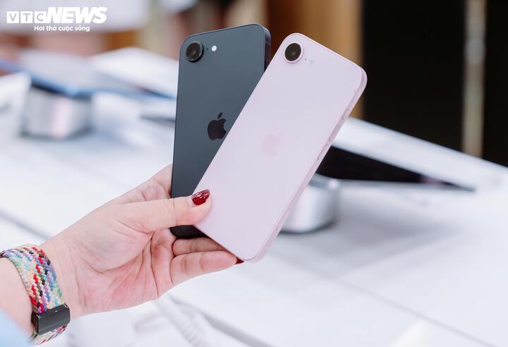 iPhone 17e nhỏ gọn và được phái nữ ưu ái. (Ảnh: Đại Việt)