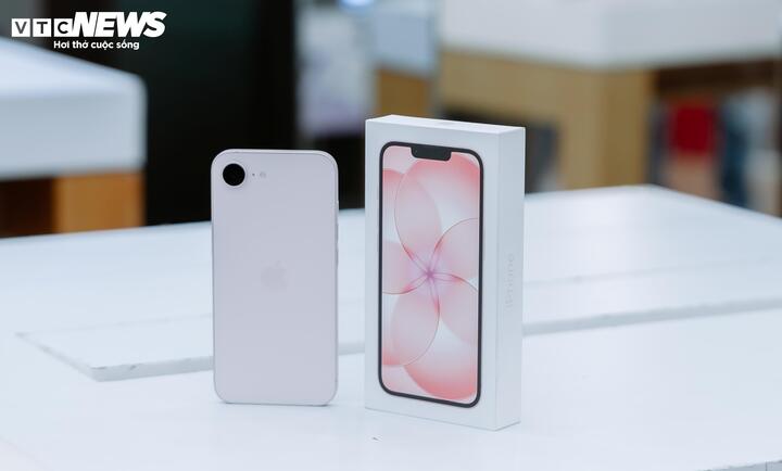 Màu trắng và hồng phấn được nhiều người lựa chọn. (Ảnh: Đại Việt)