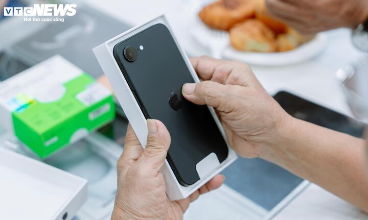 Chiếc iPhone 17e vừa được khui hộp. (Ảnh: Đại Việt)