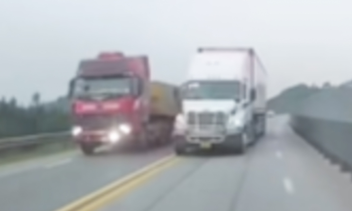 Tài xế xe đầu kéo có hành vi điều khiển phương tiện đi sang làn đường ngược chiều trên tuyến Cao tốc Nội Bài - Lào Cai. (Ảnh: Chụp màn hình)