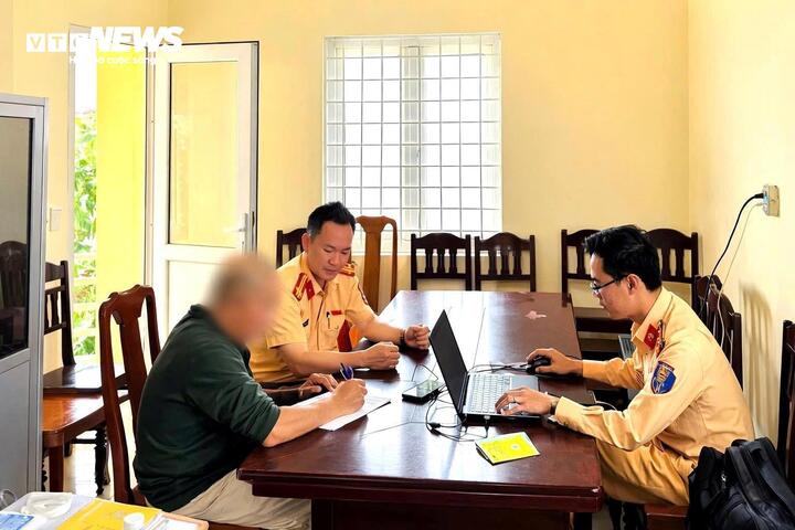 Cán bộ Phòng CSGT Công an tỉnh Quảng Trị làm việc và lập biên bản vi phạm với tài xế N.T.S. (Ảnh: CACC)
