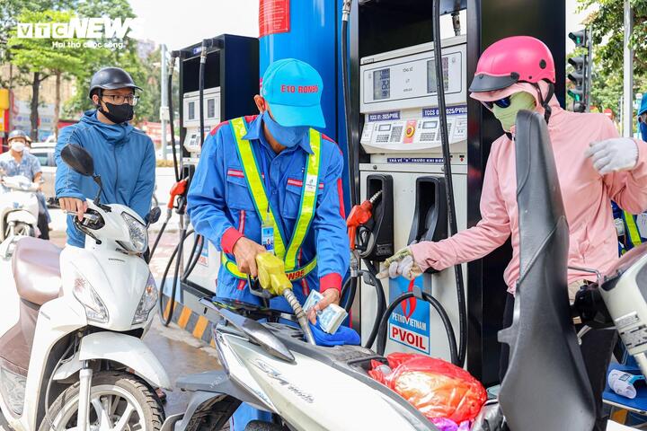 Giá xăng dầu thế giới đã giảm, vì sao giá trong nước vẫn tăng?