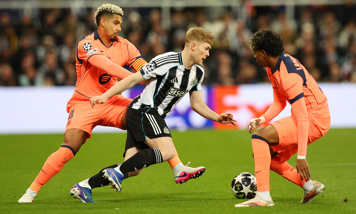 Newcastle hòa Barcelona. (Ảnh: Reuters)