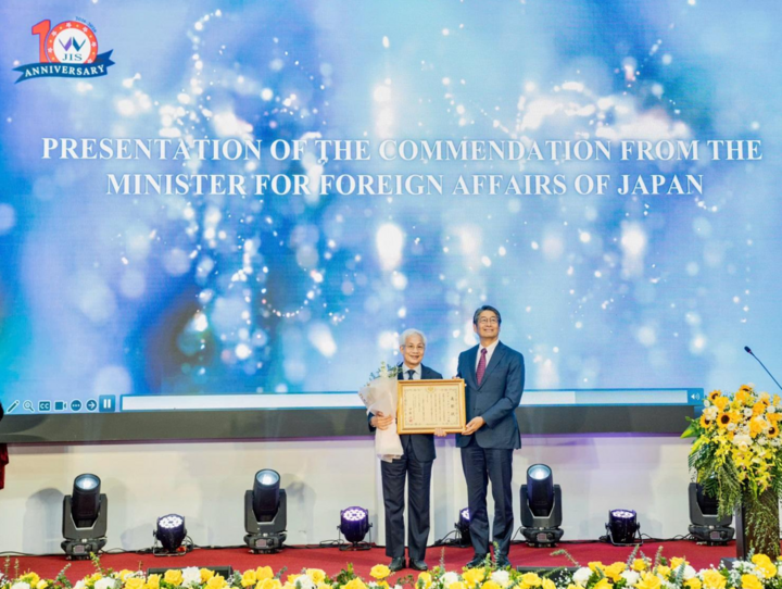 Ngài Ito Naoki – Đại sứ Đặc mệnh Toàn quyền Nhật Bản tại Việt Nam thay mặt Bộ Ngoại giao Nhật Bản trao bằng khen cho GS.TS Đào Xuân Học – Chủ tịch Hội đồng Trường Quốc tế Nhật Bản vì những đóng góp to lớn cho sự phát triển nhà trường và thúc đẩy tình hữu nghị Việt Nam – Nhật Bản.