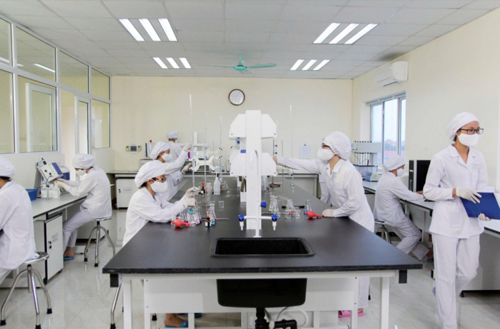 Nhà máy Đông dược đạt chuẩn GMP-WHO của Traphaco ứng dụng dây chuyền sản xuất với công nghệ hiện đại.