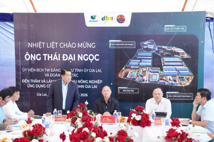 Ông Vũ Mạnh Hùng giới thiệu về dự án DHN Gia Lai cho đoàn công tác của tỉnh.