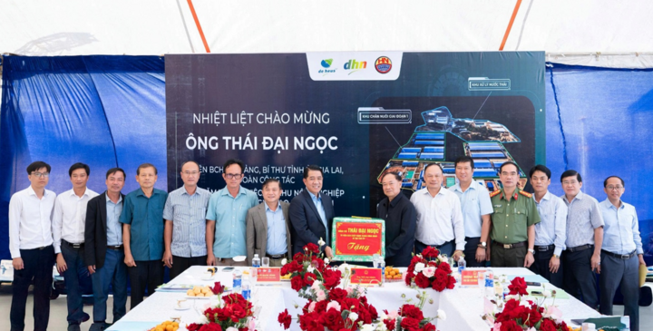 Bí thư Thái Đại Ngọc tặng quà lưu niệm cho chủ đầu tư dự án DHN Gia Lai.