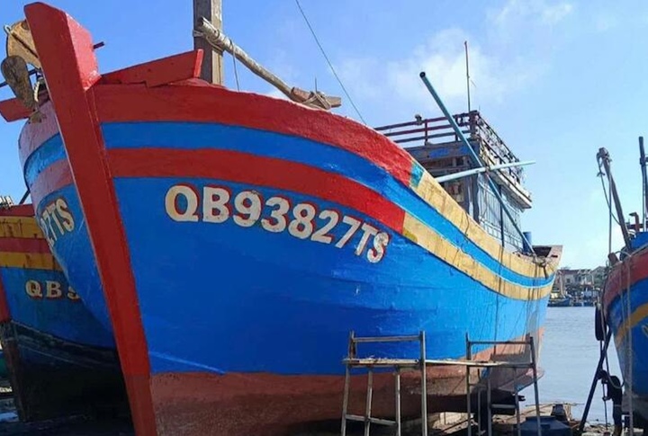 Tàu cá QB-93827TS hiện vẫn chưa rõ tung tích, còn thi thể 2 ngư dân L.N.S và P.V.K được phát hiện khi trôi dạt vào bờ biển Quảng Ngãi sáng 10/3. (Ảnh: CTV)