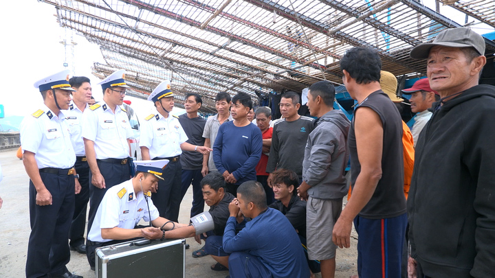 Cán bộ, chiến sĩ tàu 950 kiểm tra sức khỏe cho các ngư dân.