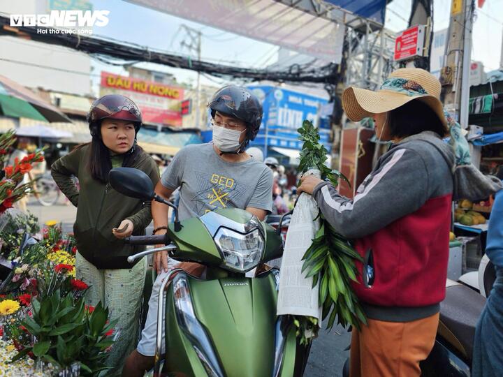 Nhiều người dân TP.HCM tiết kiệm chi tiêu, ưu tiên các khoản thiết yếu trong bối cảnh giá xăng và nhiều mặt hàng leo thang.