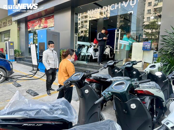 Các mẫu xe mới về liên tục tại cửa hàng. (Ảnh: Mạnh Hùng)