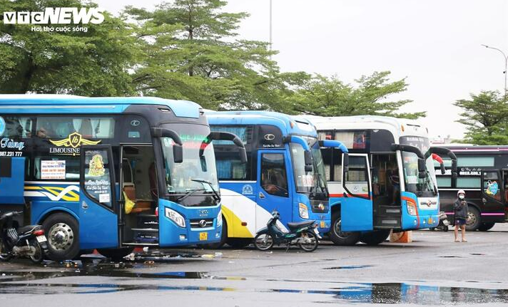 Mặc dù chưa ghi nhận các đơn vị vận tải hành khách tại bến xe ở Huế và Đà Nẵng cắt, giảm chuyến nhưng hầu hết đều chia sẻ gặp khó trong bối cảnh giá xăng tăng cao. (Ảnh: Thanh Ba)