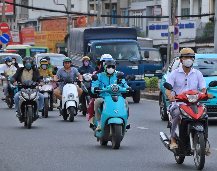 Nhiều người dân tính phương án chuyển sang xe điện vì lo ngại chi phí xăng dầu tăng cao.