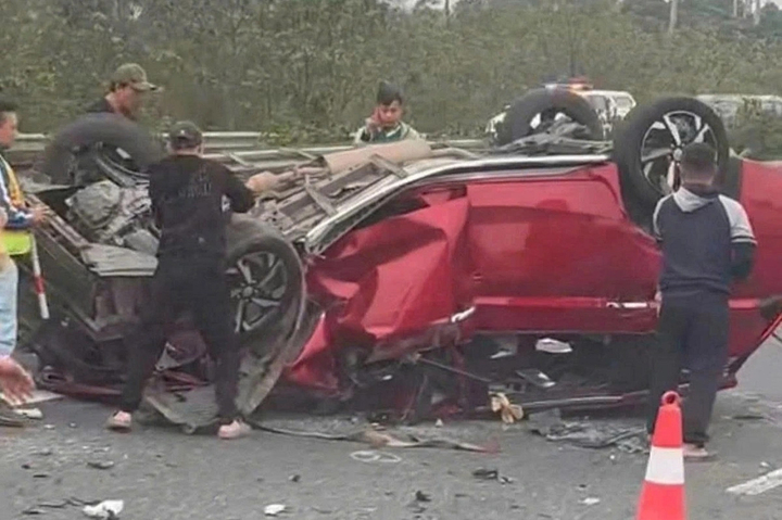 Chiếc ô tô con bị lật úp và hư hỏng nghiêm trọng. (Ảnh: Lê Huy)