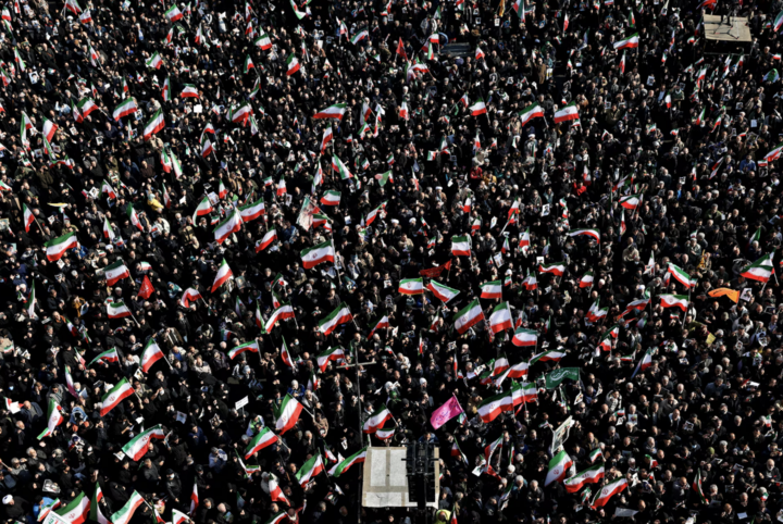 Người dân tham dự một cuộc tụ họp nhằm bày tỏ sự ủng hộ đối với lãnh tụ tối cao mới của Iran Mojtaba Khamenei, tại Tehran, Iran.
