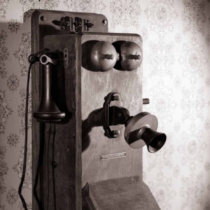 Điện thoại với thiết kế bằng gỗ gắn tường cuối thế kỷ 19. (Ảnh: Getty Images)