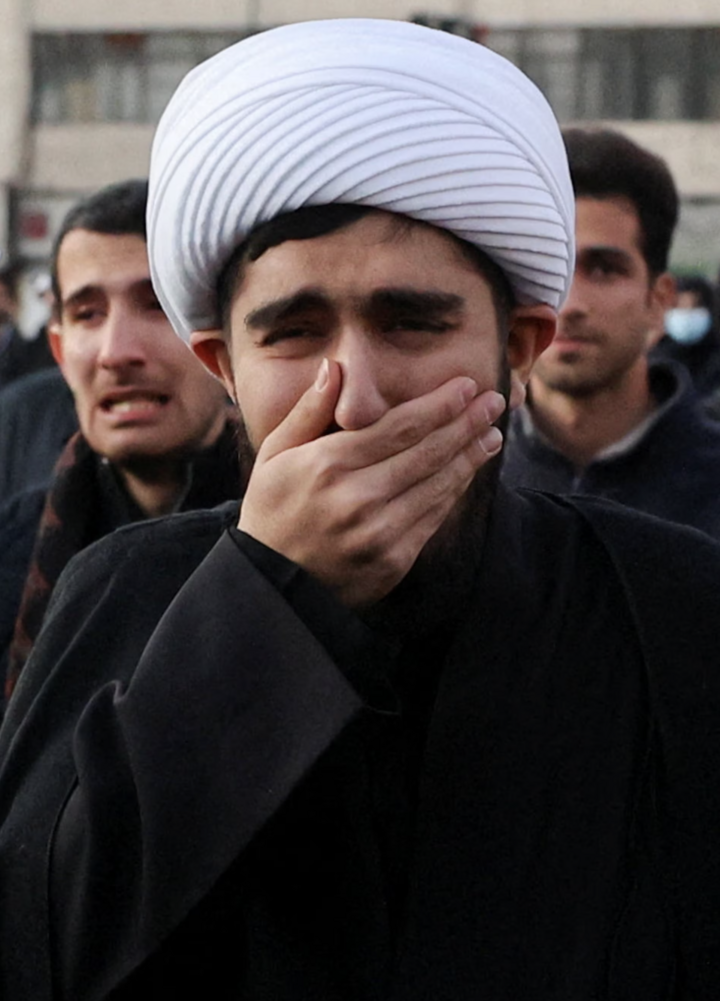 Người đàn ông bày tỏ sự đau buồn khi người dân tụ tập tại Quảng trường Enghelab sau khi cố lãnh tụ tối cao Iran Ayatollah Ali Khamenei thiệt mạng.