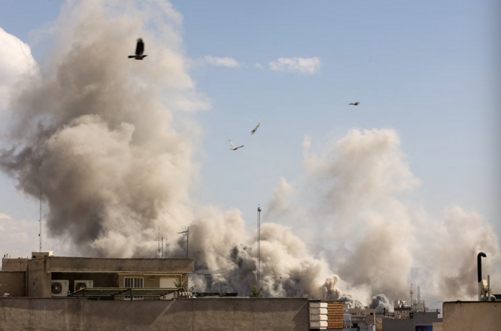 Khói bốc lên sau một vụ nổ tại Tehran.