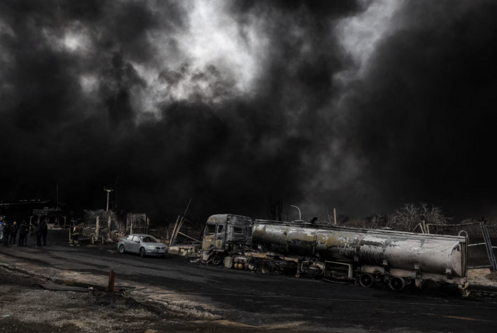 Khói bốc lên sau vụ tấn công nhằm vào các bồn chứa nhiên liệu Shahran tại Tehran, Iran.