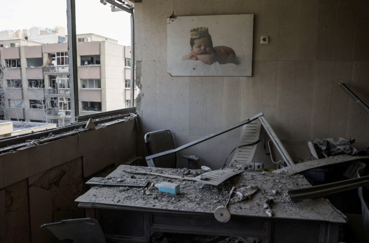 Mảnh vỡ nằm rải rác sau vụ tấn công vào Bệnh viện Gandhi Hotel tại Tehran, Iran.