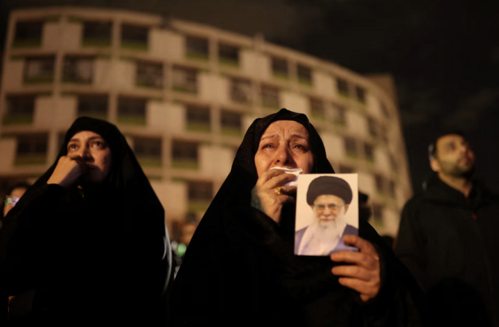 Người phụ nữ cầm bức ảnh của cố lãnh tụ tối cao Iran Ayatollah Ali Khamenei tại Quảng trường Vali-Asr ở Tehran, Iran.