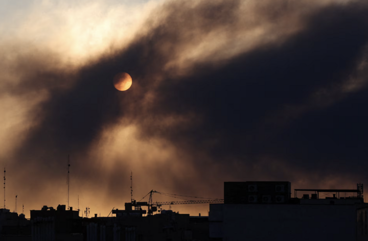 Khói bốc lên sau một vụ nổ tại Tehran, Iran.