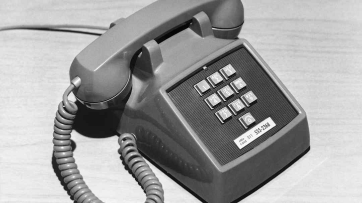 Mẫu điện thoại bấm số đời đầu giới thiệu vào năm 1963, không có các nút dấu * và # như bàn phím 12 chữ số hiện đại. (Ảnh: Getty Images)