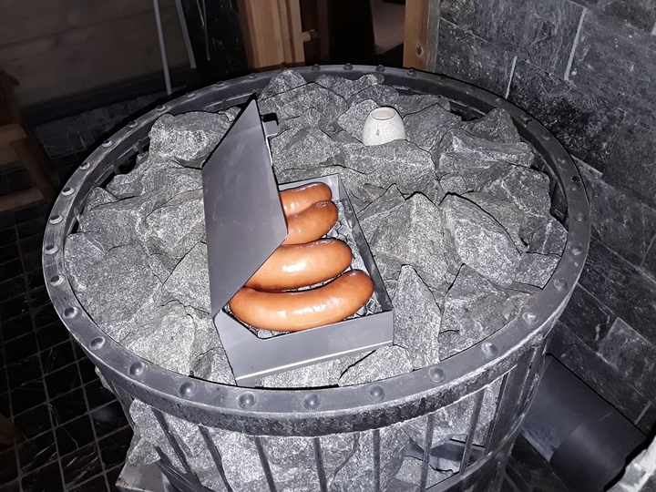 Đặc sản xúc xích nướng trên đá nóng xông hơi tại Phần Lan. (Ảnh: Kiuasgrilli)