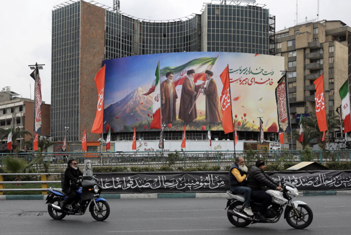 Biểu ngữ trên tòa nhà ở Tehran treo hình Mojtaba Khamenei cùng cố lãnh tụ tối cao Ayatollah Ali Khamenei và người sáng lập nhà nước Cộng hòa Hồi giáo Iran Ayatollah Ruhollah Khomeini.