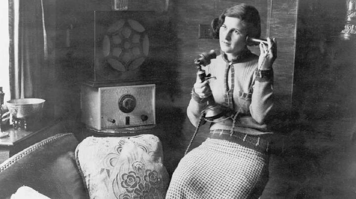 Người phụ nữ sử dụng điện thoại chân nến, khoảng năm 1920. (Ảnh: Getty Images)