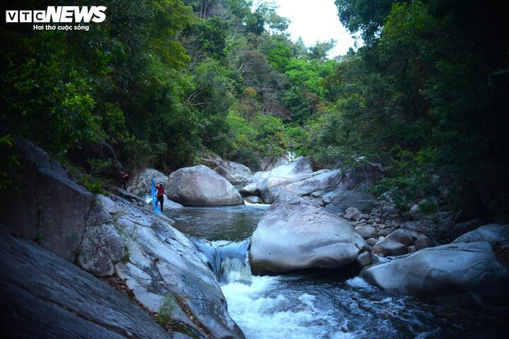 Do đặc tính của loài cá này chỉ sống ở những thác ghềnh hiểm trở nên người dân phải đi bộ, leo núi tìm những nơi có thác chảy xiết để thả lưới tìm cá.