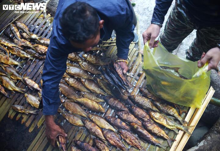 Sau hơn 2 ngày gác trên bếp củi, những chú cá Srăng được gom lại và bó theo từng bó cẩn thận để làm quà, bán cho bà con ở miền xuôi với giá 350 - 400 nghìn đồng/chục.