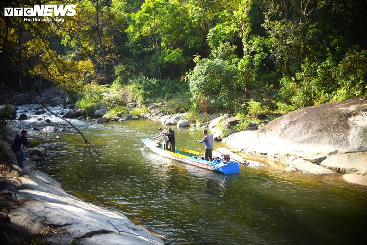 Những ngày này, bà con người K'Ho sống ở chân núi LangBiang và vùng phụ cận (Lâm Đồng) lại rủ nhau đi về sông Krông Nô (giáp tỉnh Đắk Lắk) và ngược dòng sông này để săn cá suối (thường được người dân nơi đây gọi là cá Srăng). Theo bà con người K'Ho, đây là loài cá ngon nhất, sạch nhất của dòng sông huyền thoại này ở Tây Nguyên.