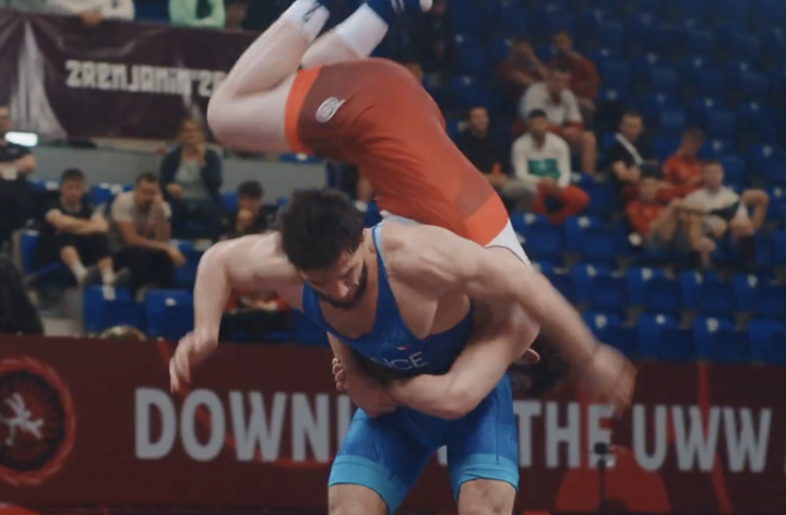 Đô vật Nga lật kèo ở những giây cuối, giành chiến thắng 10-8 chung cuộc. (Nguồn: Yahoo Sports)