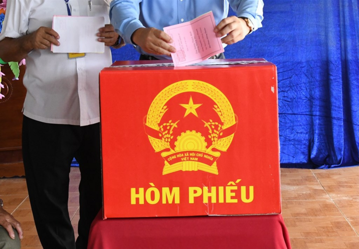 Quyền bầu cử là quyền chính trị cơ bản của công dân được Hiến pháp và pháp luật quy định nhằm bảo đảm cho mọi công dân có đủ điều kiện thực hiện việc lựa chọn người đại biểu của mình vào cơ quan quyền lực Nhà nước.