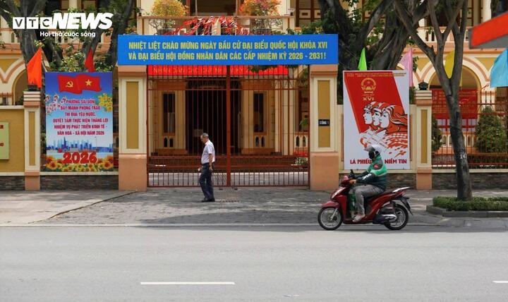 Ghi nhận của PV Báo Điện tử VTC News, tại nhiều trụ sở cơ quan, khu dân cư và các tuyến đường chính, cờ đỏ sao vàng được treo trang trọng. Các băng rôn, khẩu hiệu, bảng thông tin và pa-nô tuyên truyền được bố trí đồng bộ, góp phần tạo diện mạo mới, nổi bật cho nhiều khu vực.