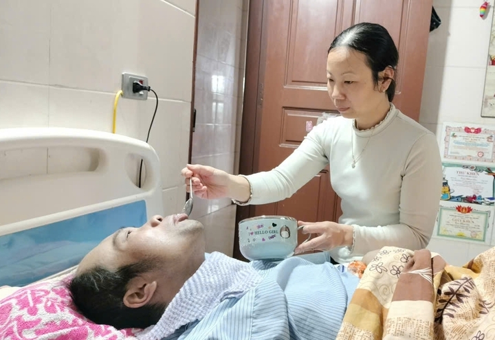 Dù qua cơn nguy kịch, anh Hải vẫn rất yếu, việc đi lại và sinh hoạt cần người hỗ trợ.