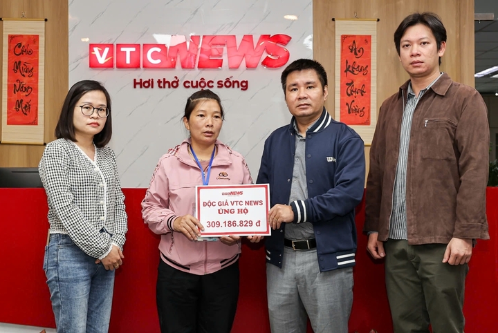 Đại diện Báo Điện tử VTC News trao số tiền bạn đọc hỗ trợ gia đình chị Thu.