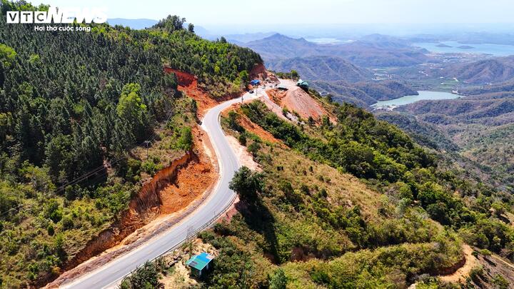 Là người thường xuyên lái xe trên Quốc lộ 28B, anh Trần Ngọc Dũng cho biết rất phần khởi khi con đường kết nối "biển và hoa" của tỉnh Lâm Đồng sắp sửa chữa hoàn chỉnh. Theo anh Dũng, nếu nhà thầu tiếp tục đà thi công như hiện nay thì rất sớm, người dân sẽ đi lại thuận tiện, đường đến Đà Lạt thông thoáng hơn nhiều.