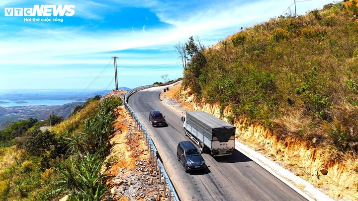 Hiện nay, mỗi ngày hàng ngàn phương tiện qua lại trên tuyến đường này. Đây là tuyến đường có quang cảnh thiên nhiên tuyệt đẹp.